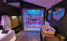 SAUNA, BALNEO, TERRASSE, PARKING, Le tout totalement privé dans maison indépendante à la décoration soignée, ensoleillé et sans vis à vis, Prise VE, Calme et discrétion Garantis, Idéalement situé pour visiter la région, Animaux bienvenues